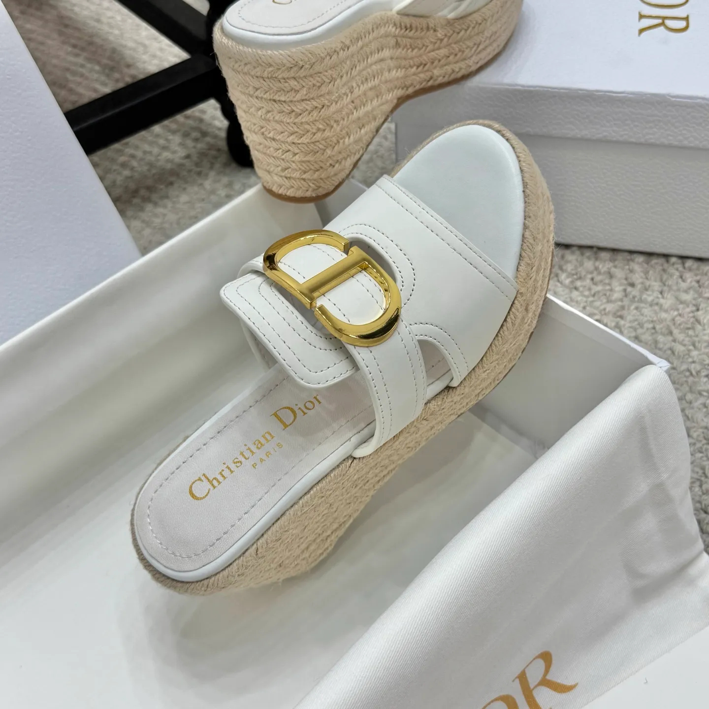 👟👟Ex-factory price 520👟👟 Increased height version✅🇨🇳 🇨🇳Dior 25ss summer high version new sandals. Simple and super versatile. Perfect and luxurious on the feet, can be matched with any spring and summer clothes. The foot feels even more comfortable! The material is a perfect replica of the original. Original disassembly and molding. ✅❶Material: original customized cowhide ✅❷Inner: original customized sheepskin ✅❸Foot: original customized sheepskin ✅❹Outsole: original woven wedge outsole ✅❺Heel height: 9.5cm ✅❻Packaging: original full set of packaging ✅❼Number: 35-41